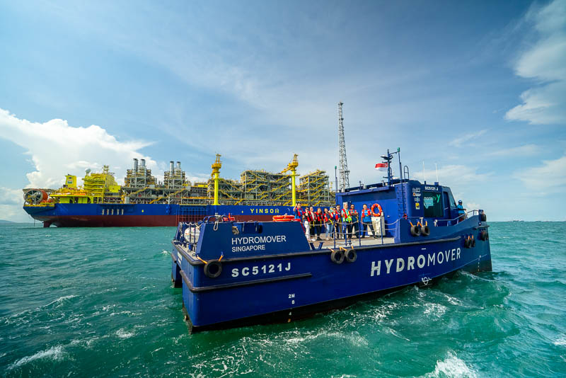 FPSO Maria Quitéria and YGT Hydromover sail around